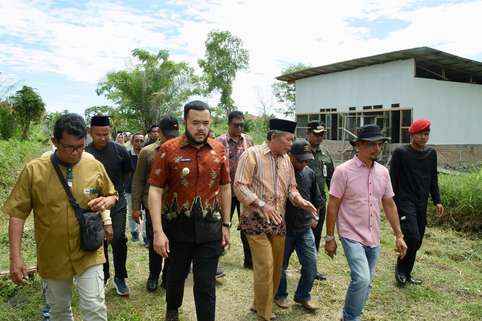 Wako Padang, Fadly Amran meninjau titik genangan ari di Jalan Mawar Ujung, Kelurahan Dadok Tunggul Hitam, Kecamatan Kototangah, Kamis (24/4).