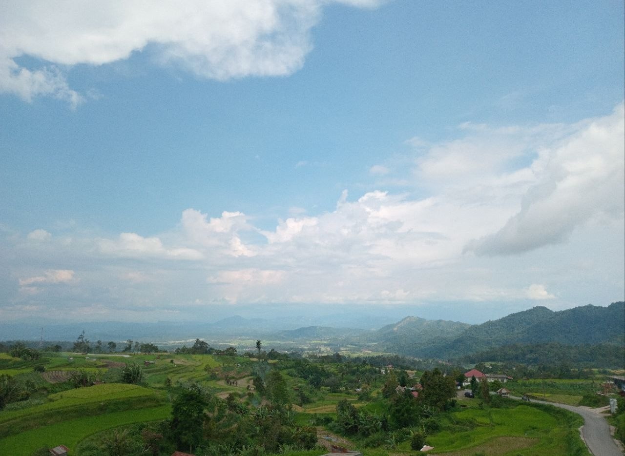 BENTANGAN alam Nagari Pariangan yang dilihat dari Kafe Kawa Daun Puncak Mortir, Nagari Pariangan Kecamatan Pariangan Tanahdatar.(RIAN AFDOL/PADEK)