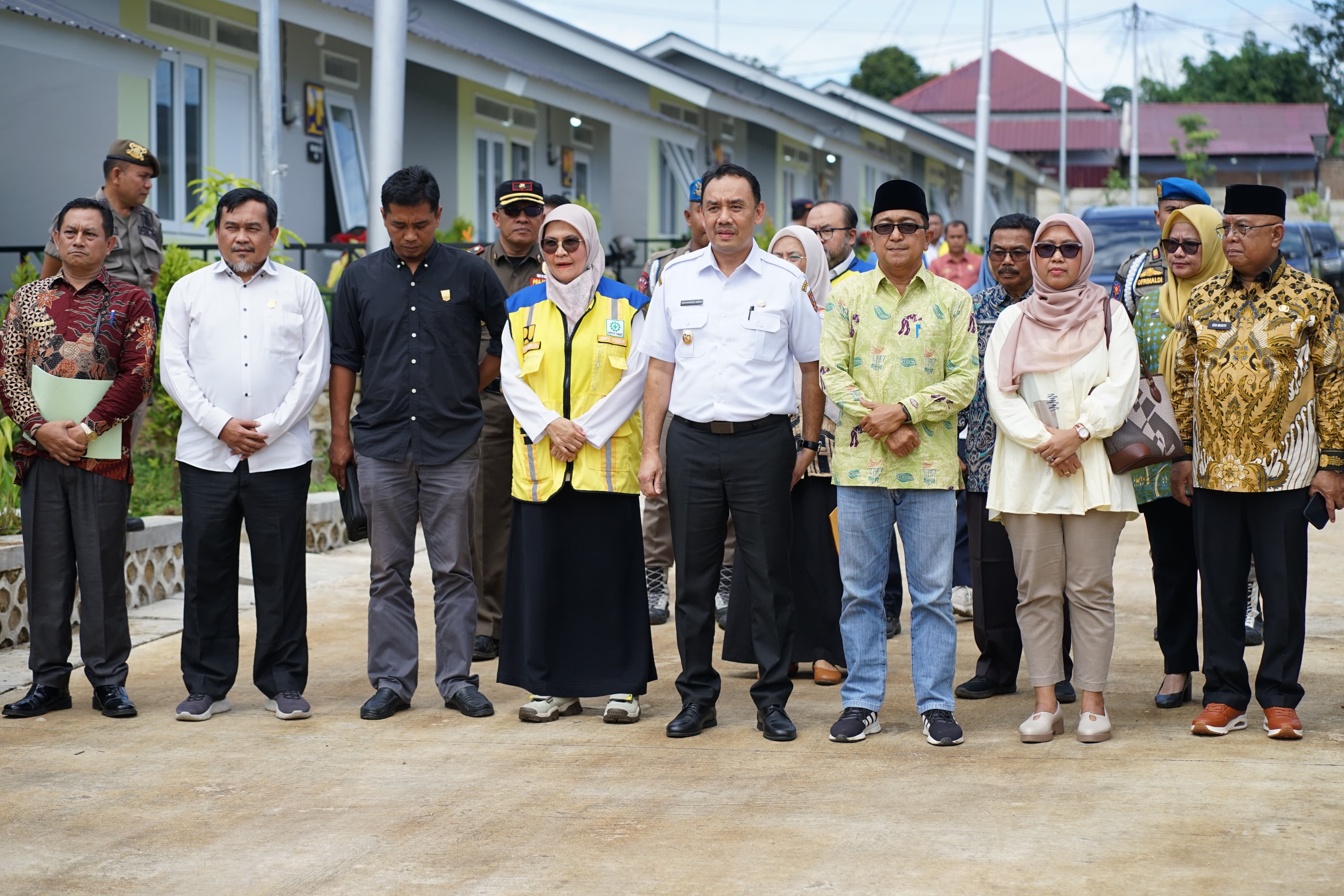 HUNTAP: Kepala Balai Pelaksana Penyediaan Perumahan Sumatera III Heni Fermiza bersama Kepala BPPW Sumbar Maria Doeni Isa dan Wabup Agam Muhammad Iqbal beserta sejumlah.(HASNERIL FOR PADEK)