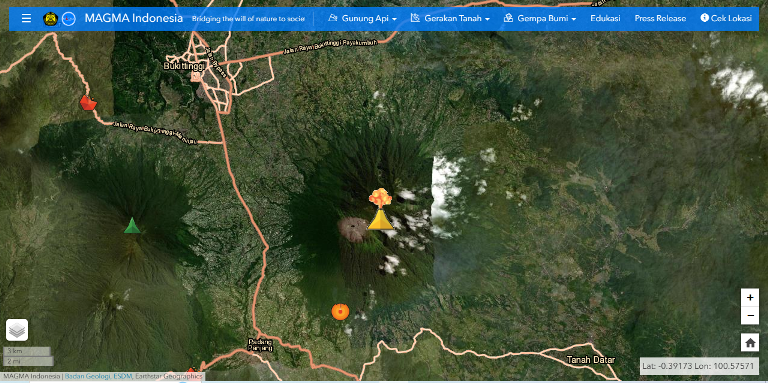 Tangkapan layar erupsi Gunung Marapi yang terjadi pada Jumat (25/4/2025), pukul 15.13 WIB. (magma.esdm.go.id)
