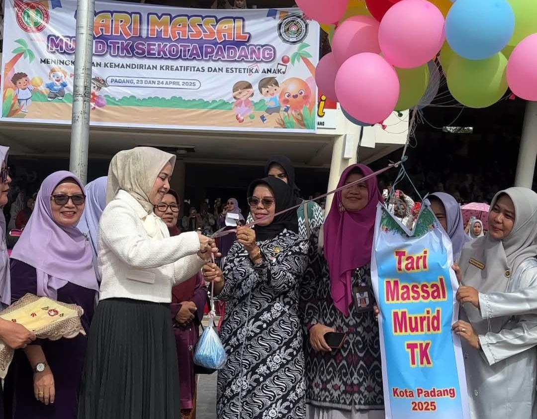 Bunda PAUD Padang, Dian Puspita Fadly Amran hadiri tari massal TK se-Kota Padang di RTH Imam Bonjol. (Foto: Prokopim)
