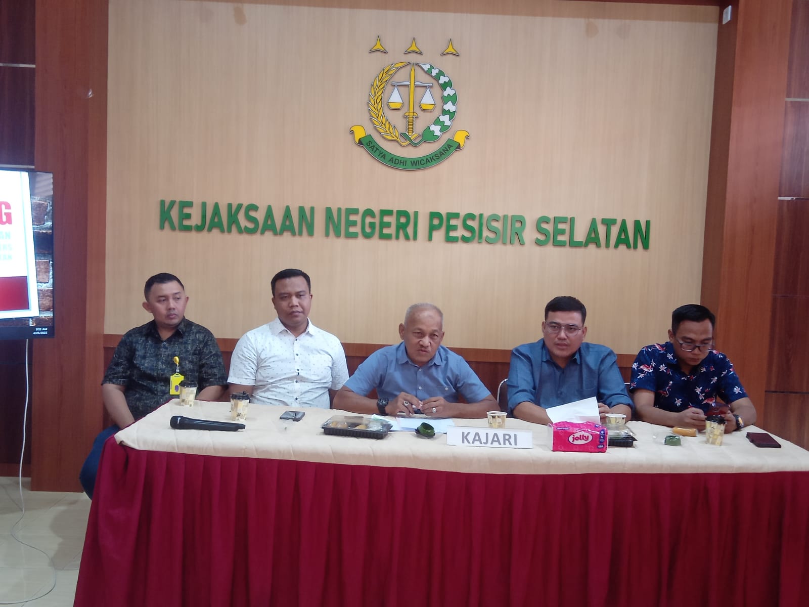 Kepala Kejari Pessel, Muhammad Jafli, (tengah) saat menyampaikan keterangan kepada wartawan Jumat (25/4) di Aula kantor Kejari Pessel. (Dok yon)