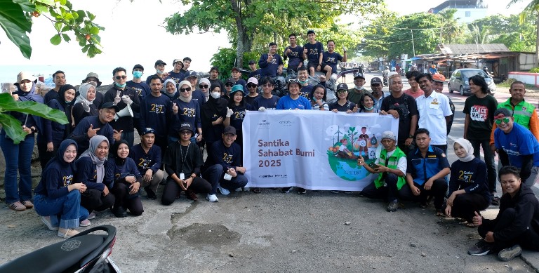 Relawan Spirit of Sustainability dari Hotel Santika Premiere Padang dan Hotel Amaris Padang dalam aksi bersih-bersih Pantai Padang, Jumat (25/4/2025).