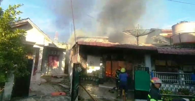Petugas Damkar Kota Padang memadamkan api di rumah warga Pampangan Nan XX, Lubukbegalung, Sabtu pagi (26/4/2025).