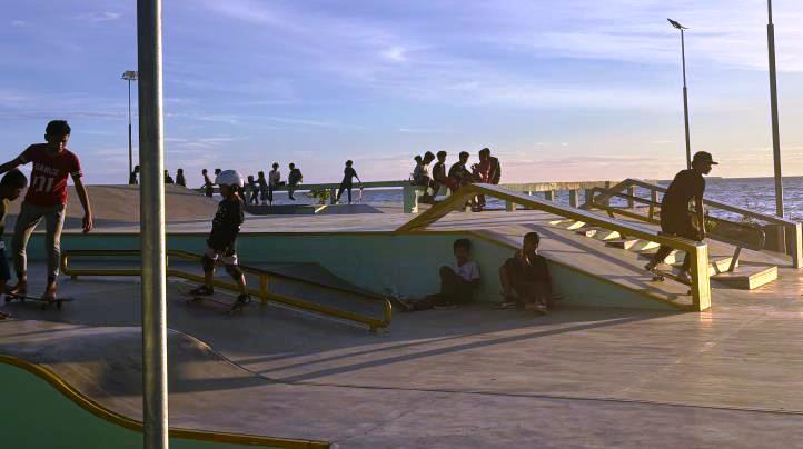 Lapangan skate yang dibangun di dekat bibir Pantai Padang, kini selalu ramai, khususnya setiap sore hingga malam hari. (Foto: Silvina/Padeks)