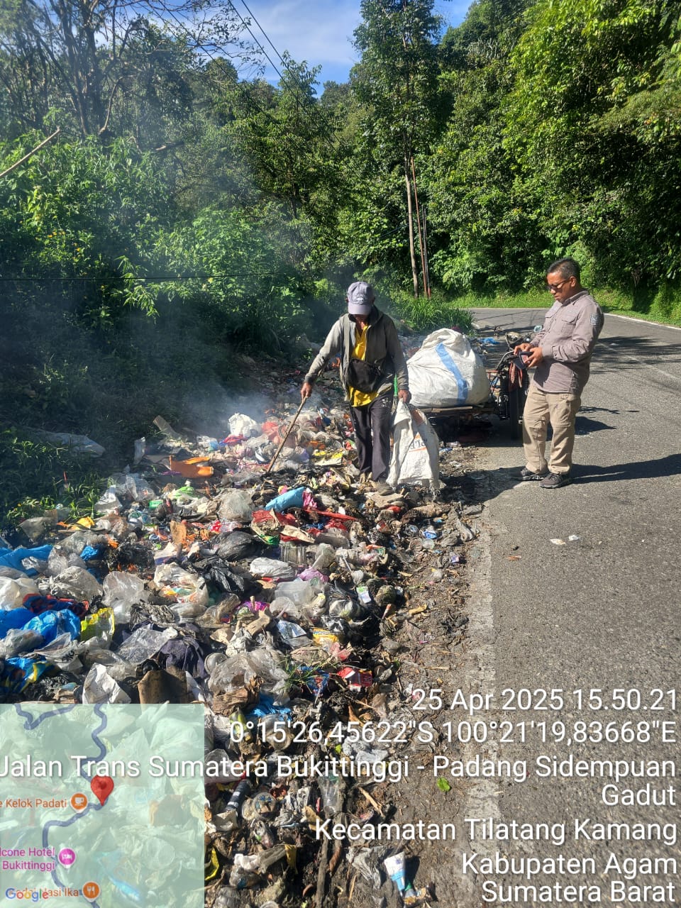 Bahu jalan yang dijadikan tempat pembuangan sampah oleh masyarakat di jalan lintas Sumatera antara perbatasan Nagari Gadut dengan Nagari Koto Rantang.