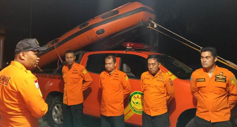 Tim Pos SAR Pasaman Barat sesaat sebelum bergerak melakukan pencarian terhadap Uyun (50) yang dilaporkan warga diterkam buaya di sungai Batang Rosak, Sabtu malam (26/4/2025). (Foto SAR Kelas A Padang)