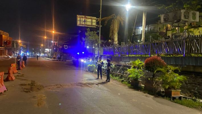 Polisi olah TKP di lokasi tewasnya seorang pembalap liar usai menabrak pejalan kaki di depan Kantor DPRD Bukittinggi,  Minggu dinihari.