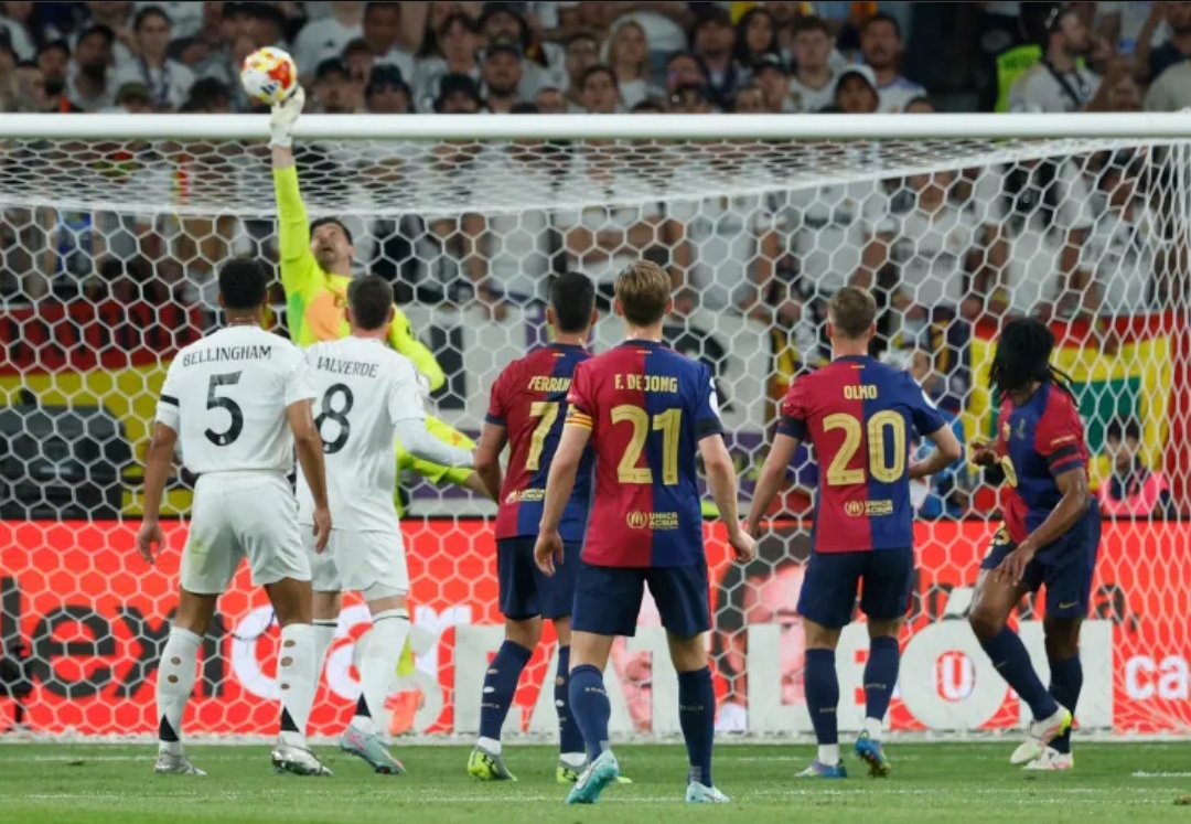 Kiper Real Madrid Thibaut Courtois melakukan satu penyelamatan di babak kedua. (Foto: Joan Monfort/AP)