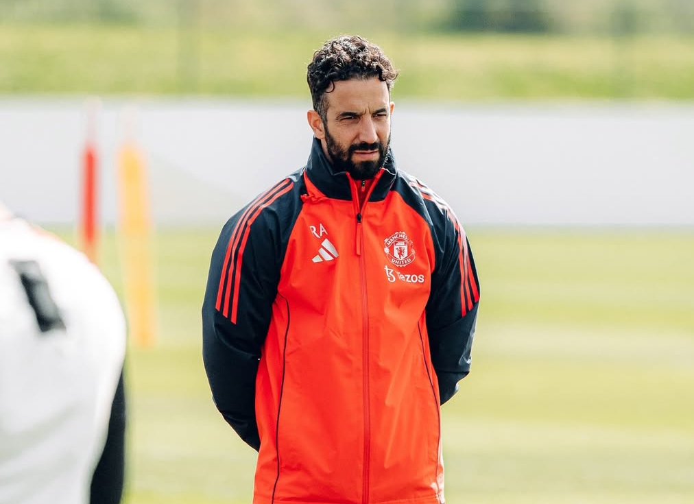 Pelatih Manchester United, Ruben Amorim memimpin latihan timnya jelang laga Liga Inggris melawan Bournemouth di Vitality Stadium, Minggu (27/4/2025). (Foto: Instagram @manchesterunited)