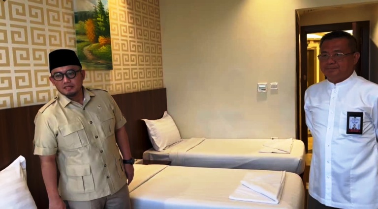 TINJAU PELAYANAN: Wakil Kepala BP Haji Dahnil Anzar Simanjuntak melihat persiapan sejumlah hotel di Mekkah pada Sabtu (26/4) sore waktu Saudi.(DOK KEMENAG RI)