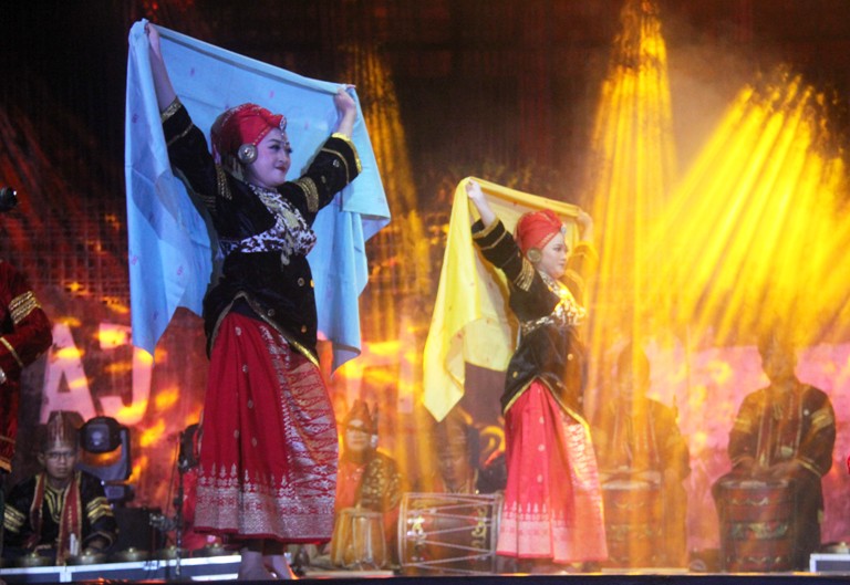 DARI TANUN LUNTO: Salah satu komposisi gerak Tari Tanun yang dibawakan Sanggar Canang Badantiang pada Kaba Festival X 2025 Nan Balega di Taman Budaya Sumbar, Sabtu (12/4) malam.(GANDA CIPTA/PADEK)