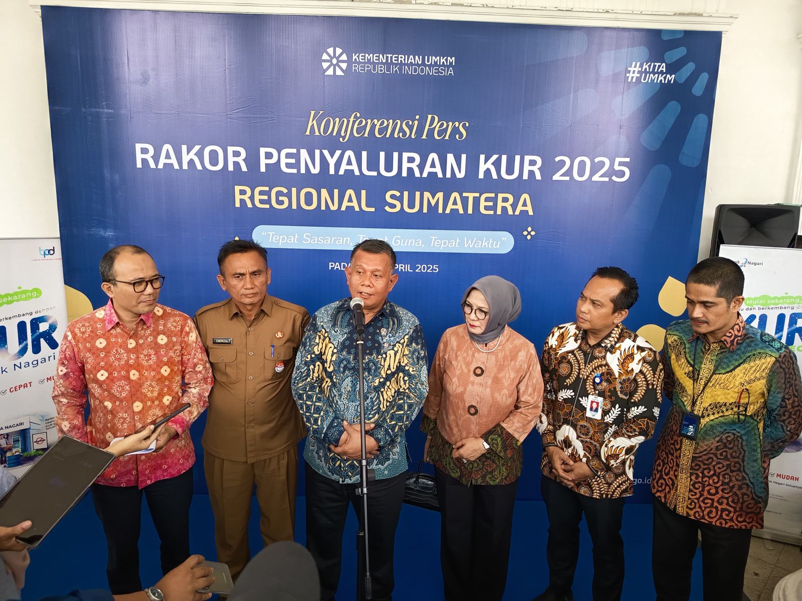 Wamen UMKM, Helvi Moraza konferensi pers usai Rapat Koordinasi Penyaluran KUR 2025 Regional Sumatera, di Istana Gubernuran, Padang, pada Senin (28/4).(Foto: Humas Bank Nagari)