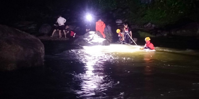 Tim SAR mengevakuasi 7 orang yang terjebak di Sungai Bangek, Kota Padang, akibat debit air meningkat saat mereka sedang mandi-mandi, Minggu (27/4/2025). (Kantor SAR Padang)