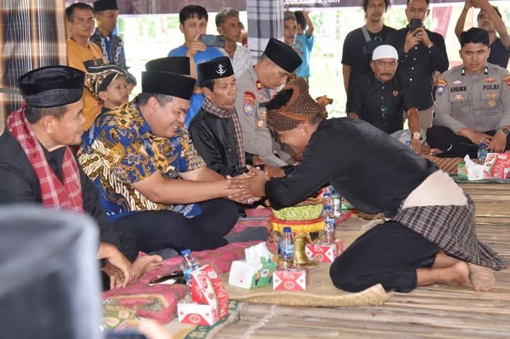 TITIK AWAL: Wali Kota Pariaman, Yota Balad, membuka secara resmi Alek Nagari Sunua Kuraitaji di Desa Marunggi, Sabtu (26/4).(PEMKO PARIAMAN UNTUK PADEK)