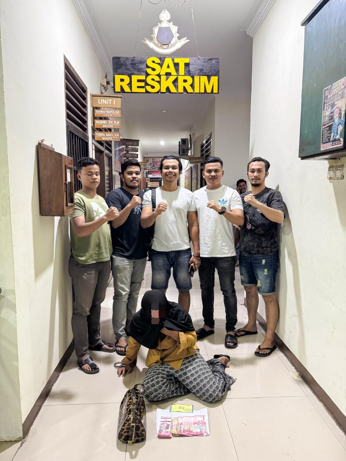 DITANGKAP: NY, ibu rumah tangga tersandung kasus penipuan dengan modus berpura-pura membeli emas tertunduk sambil menangis saat diamankan di Mapolres Agam, Sabtu (26/4).(RIQUEL MUKHTADI UNTUK PADEK)