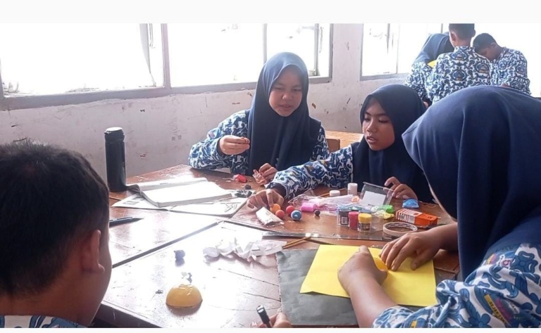 INOVATIF: Sejumlah siswa SMPN 5 Padang terlihat menunjukan inovasi mereka dalam pembelajaran dalam kelas mereka.(TIM LAMAN GURU)