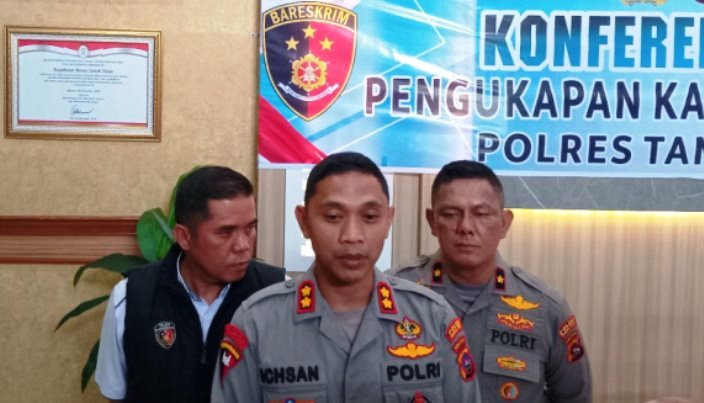 Kapolres Tanahdatar, AKBP Nur Ichsan Dwi Septiyanto, berikan keterangan pers terkait kasus penyalahangunaan Narkotika jenis daun ganja kering di Mapolres Tanahdatar, Senin (28/4/2025).
