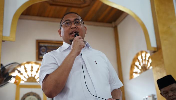 Wakil Ketua Komisi VI DPR RI Andre Rosiade di Musala Dinul Hidayah, Kelurahan Mata Air, Kecamatan Padang Selatan, Kota Padang.