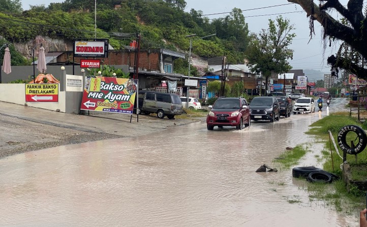 Sejumlah kendaraan melintasi jalan Sumbar Riau,  tepatnya KM 9 Sarilamak, Limapuluh Kota. (Foto: Sy Ridwan/Padeks)