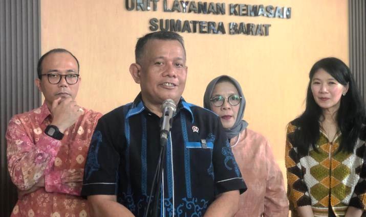 Wakil Menteri UMKM, Helvi Moraza, jumpa pers di sela workshop Creators Lab x Juragan UMKM Jawara yang diikuti 50 pengusaha mikro di PLUT KUMKM Sumbar, Transito Padang Utara, Senin (28/4/2025).