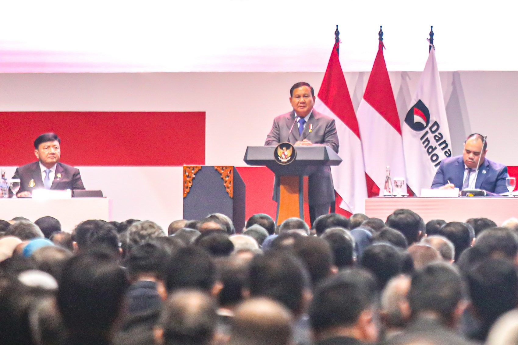 EVALUASI BESAR-BESARAN: Presiden Prabowo Subianto (tengah) memberikan arahan pada saat acara Town Hall Danantara Indonesia di Jakarta, Senin (28/4).(SALMAN TOYIBI/JAWA POS)