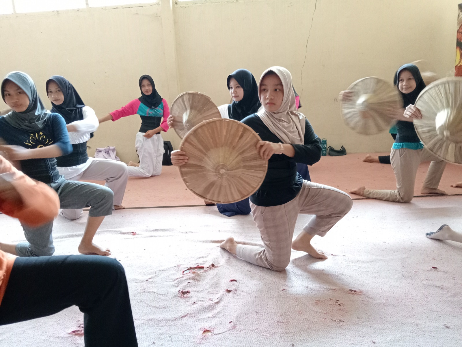 PROSES: Anggota Sanggar Canang Badantiang, Kota Sawahlunto tengah latihan Tari Layuak Batoboh di Sanggar Canang Badantiang sekitar Agustus tahun lalu.(DOKUMENTASI SANGGAR CANANG BADANTIANG)