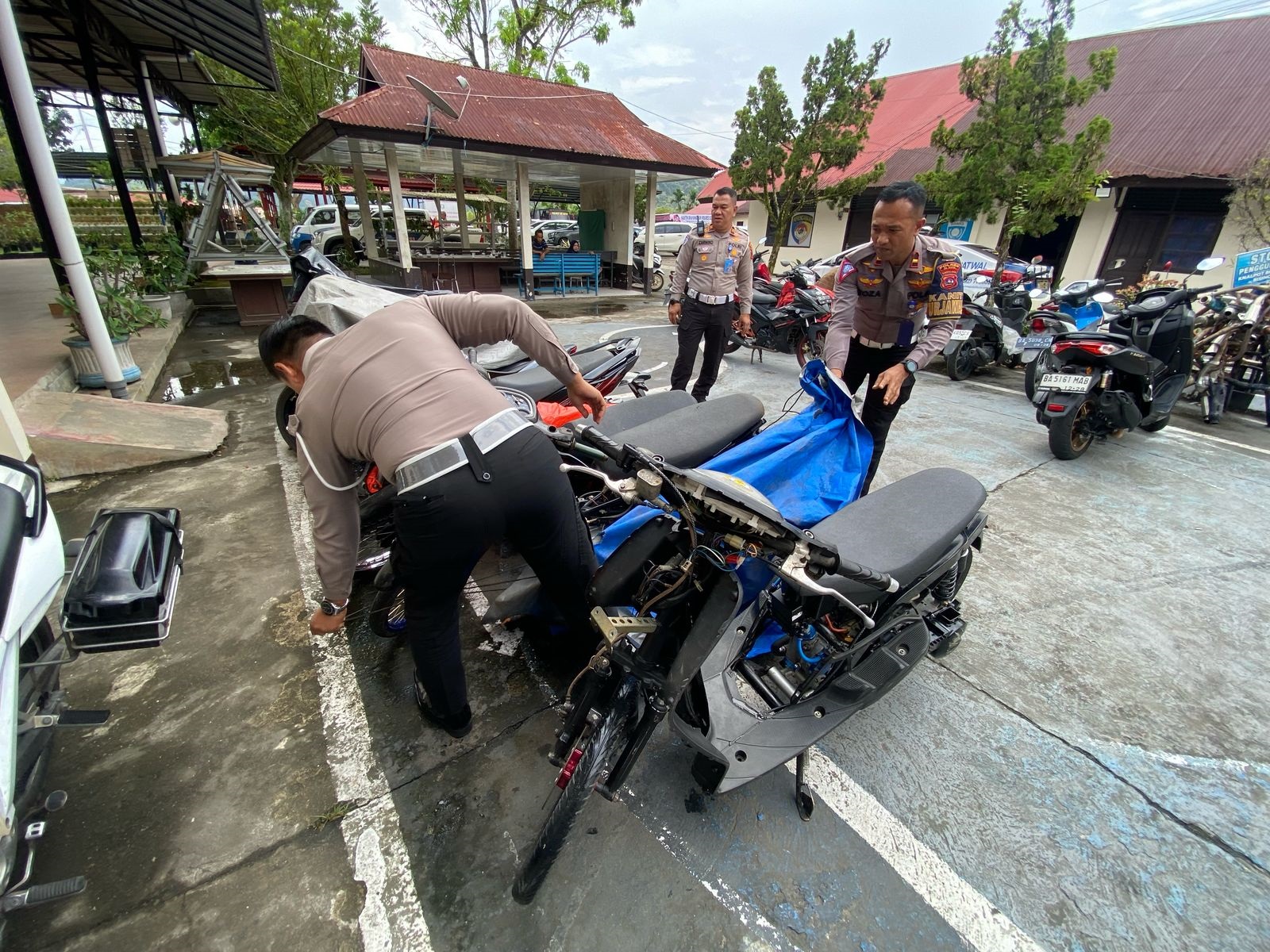 EFEK JERA: Belasan motor hasil sitaan razia balap liar diparkir di halaman Mapolres Limapuluh Kota, kemarin. (SY RIDWAN/PADEK)