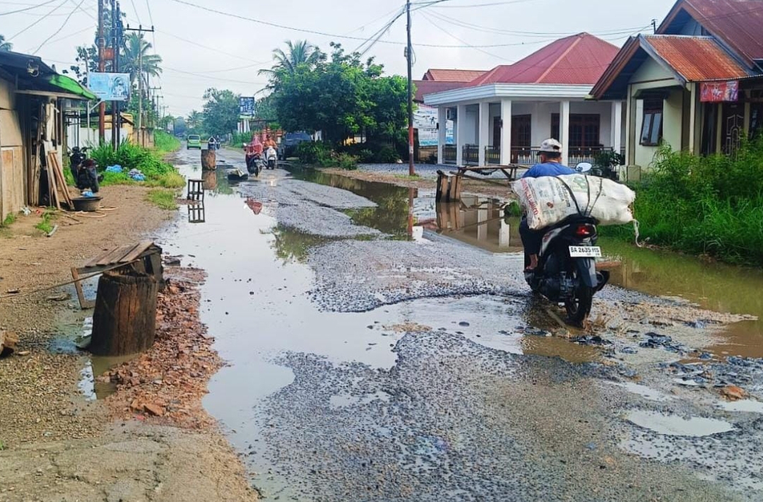 Jalan provinsi yang menghubungkan Kecamatan Payakumbuh hingga Mungka, Kabupaten Limapuluh Kota, Sumatera Barat kondisinya makin memprihatikan. (Foto: Yusrizal Adik)