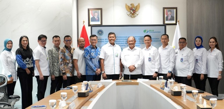 Penandatanganan Nota Kesepahaman oleh Direktur Utama BPJS Ketenagakerjaan Anggoro Eko Cahyo dan Kepala BGN Dadan Hindayana, di Plaza BPJAMSOSTEK Jakarta.