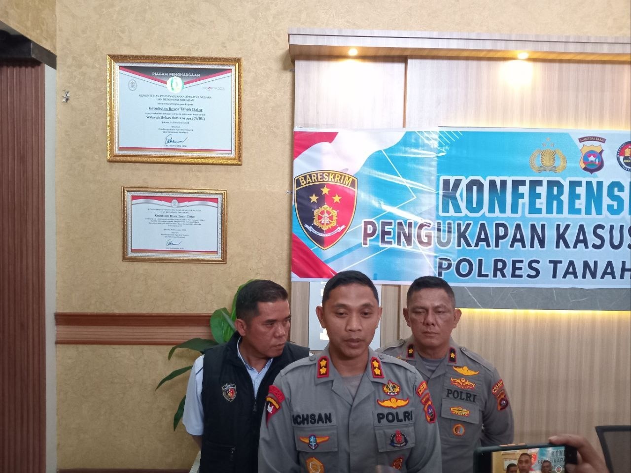 TANGKAPAN BESAR: Kapolres Tanahdatar, AKBP Nur Ichsan Dwi Septiyanto, saat memberikan keterangan terkait pengungkapan kasus peredaran ganja di Mapolres Tanahdatar, Senin (28/4).(RIAN AFDOL/PADEK)