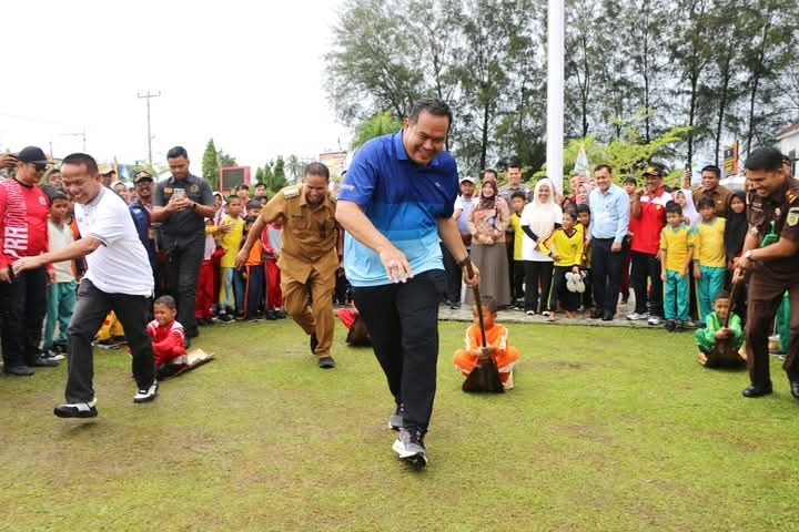 MENJAGA TRADISI: Wali Kota Yota Balad ikut meramaikan lomba pacu upiah bersama siswa SD di Halaman Balaikota Pariaman, Senin (28/4).(PEMKO PARIAMAN UNTUK PADEK)