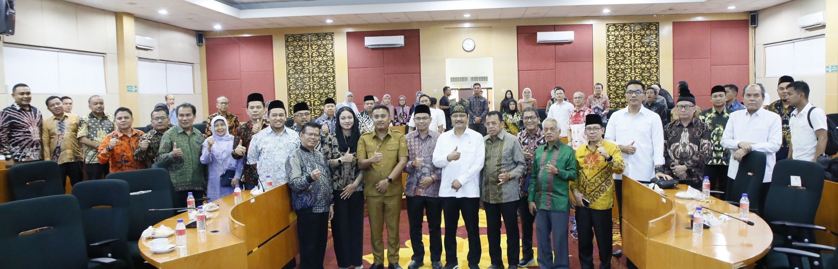 BANGUN KEMITRAAN: Menteri Sosial Saifullah Yusuf didampingi Rektor UNP Krismadinata Ph.D, Senior Eksekutif UNP Prof Ganefri Ph.D, Wakil Gubernur Sumbar Vasko Ruseimy.(DOKUMENTASI UNP)