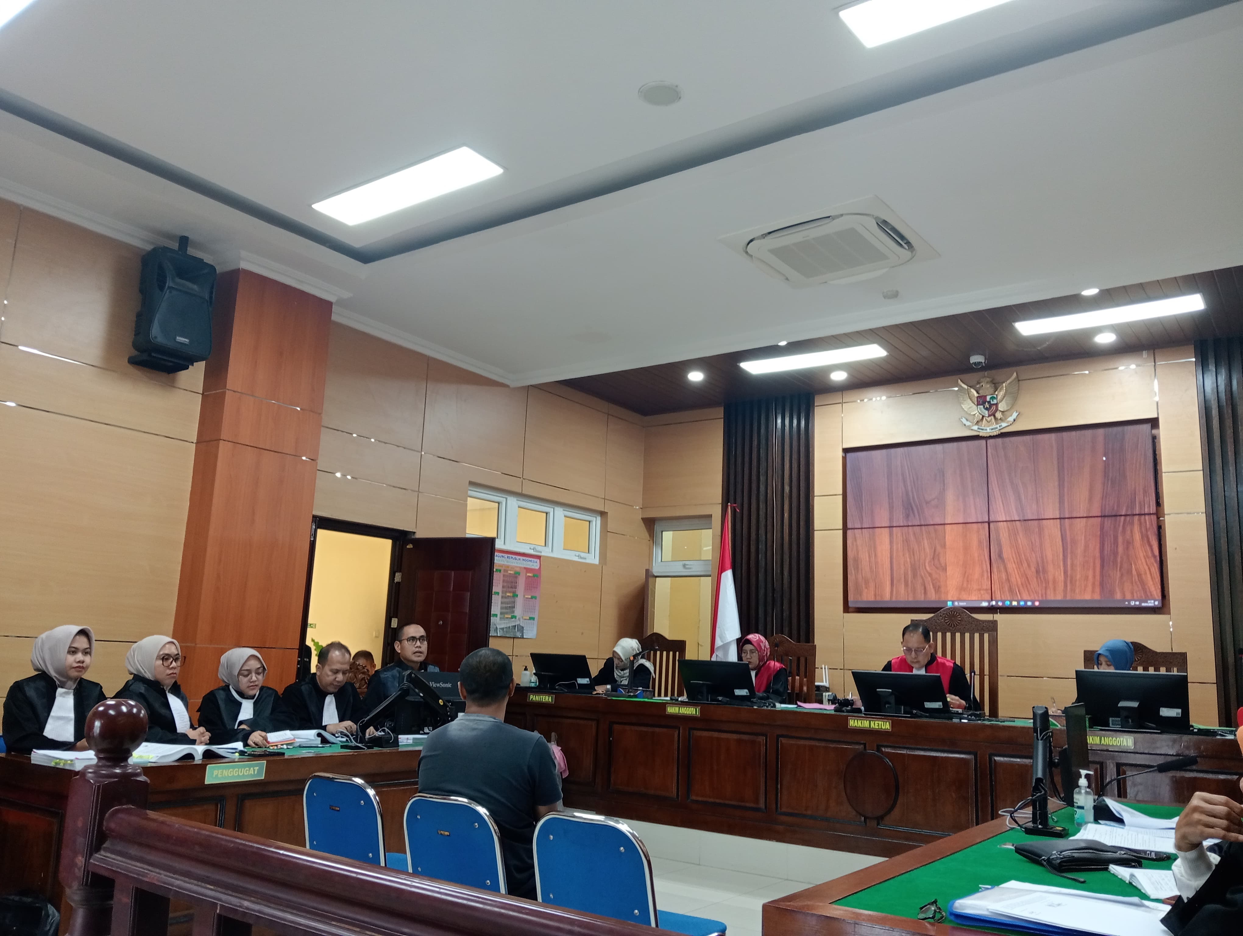 DIPERIKSA: M Jailaini menjawab setiap pertanyaan yang dilayangkan Jaksa Penuntut Umum (JPU) saat memberikan kesaksian dalam persidangan, kemarin.(ARIS PRIMA G/PADEK)