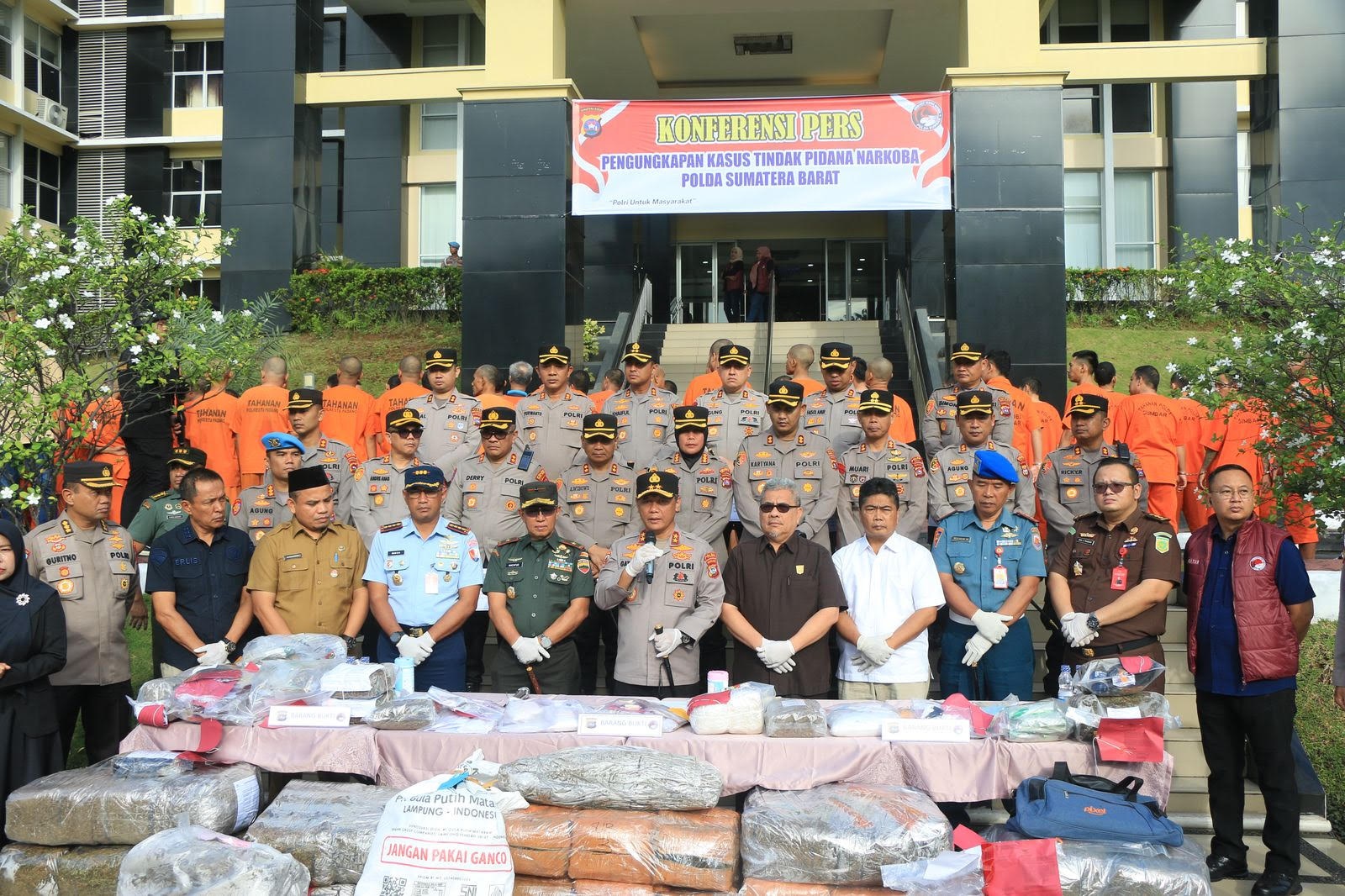 UNGKAP KASUS: Kapolda Sumbar Irjen Pol Gatot Tri Suryanta menggelar jumpa pers pengungkapan kasus narkoba periode Januari hingga Maret 2025, di Mapolda Sumbar , Selasa (29/4).(SILVINA/PADEK)