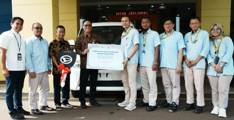 PT Astra Daihatsu Motor (ADM) memberikan donasi kendaraan berupa satu unit Daihatsu Gran Max kepada Kementerian Perhubungan Republik Indonesia pada 29 April 2025, di Bekasi, Jawa Barat.