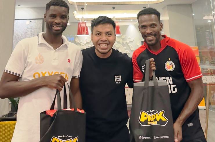 Fauzi Saputra, urang awak di balik aksi bagi-bagi sepatu dari PKPK Store untuk pemain Semen Padang FC.