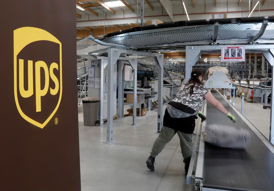 Seorang karyawan UPS bekerja di pusat sortir dan pengiriman paket UPS yang baru di Corbeil-Essonnes dan Evry, selatan Paris, Prancis, 26 Juni 2018. (Foto: Dok. REUTERS/Charles Platiau)
