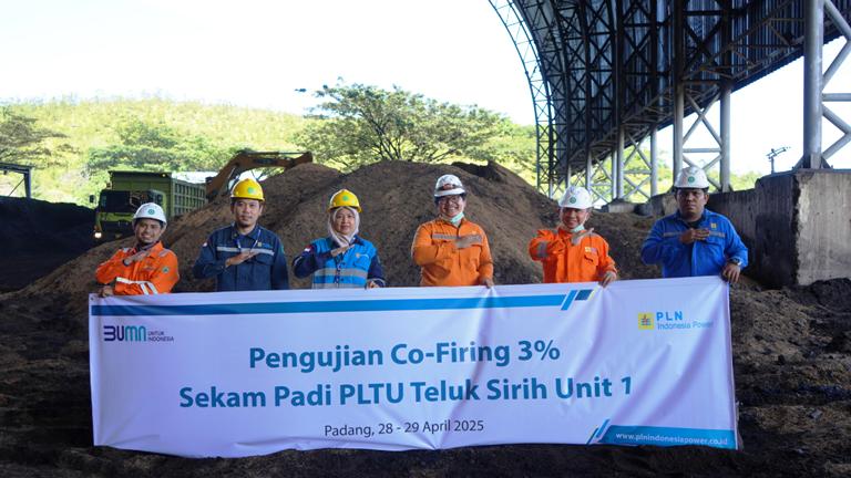 TEKNOLOGI: Kegiatan uji co-Firing 3 persen sekam padi di PLTU Teluk Sirih Unit 1.(PLN UNTUK PADEK)