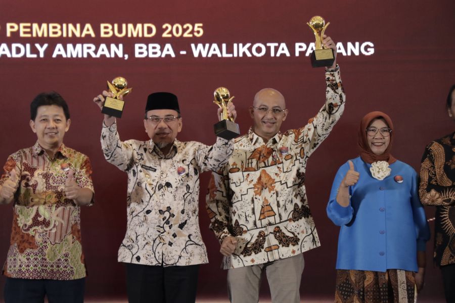 Prestasi: Dirut Perumda Hendra Pebrizal bersama Wawako Padang Maigus Nasir saat menerima tiga penghargaan dalam ajang Top BUMD Awards 2025 di Dian Ballroom, Hotel Raffles, Jakarta, Senin (28/4).