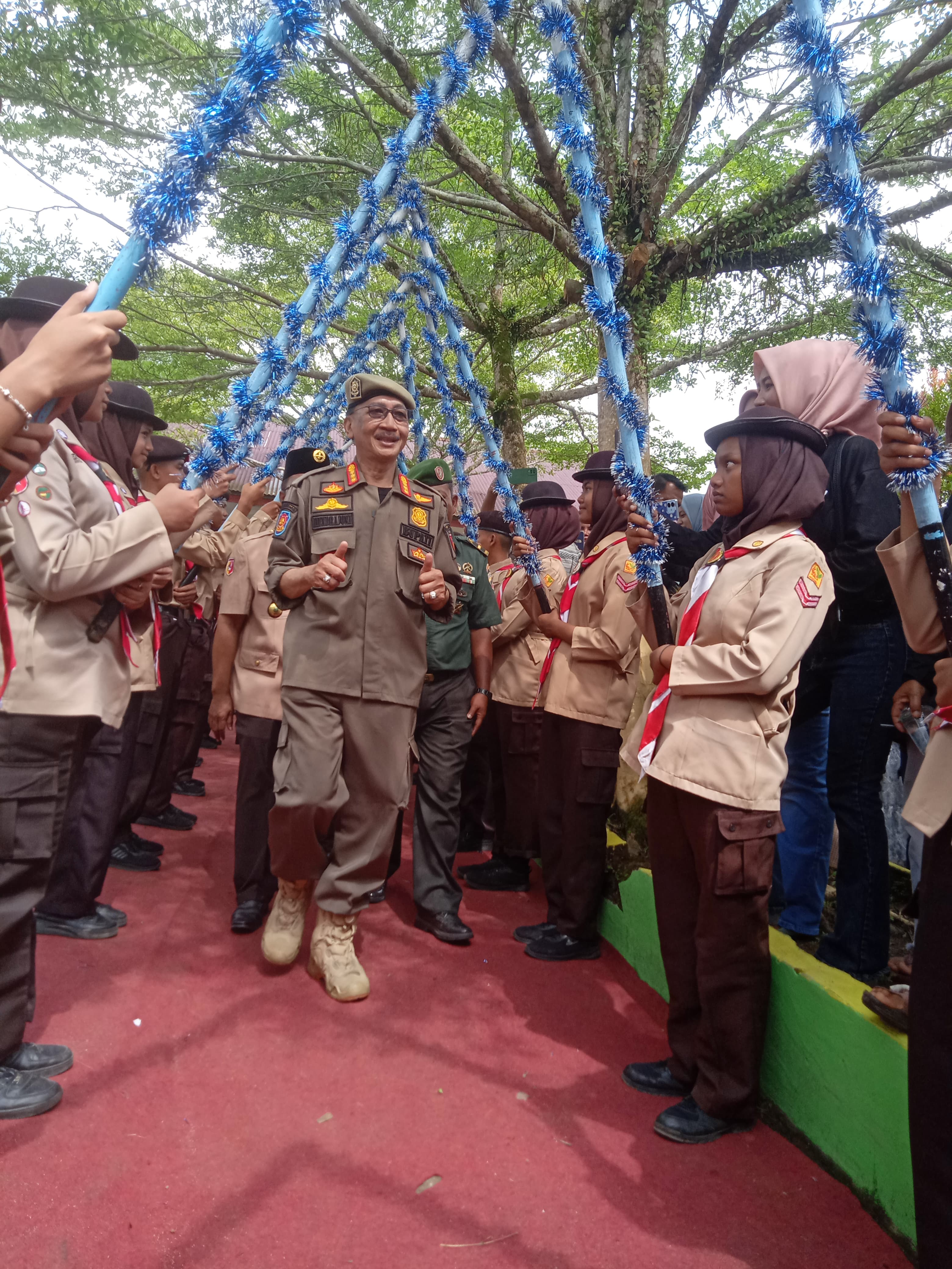 Bupati Pessel, Hendrajoni disambut meriah siswa/siswi MTsN 7 Pesisir Selatan saat menghadiri pembukaan kegiatan LTP2 Jilid I di sekolah tersebut. (dok yon)