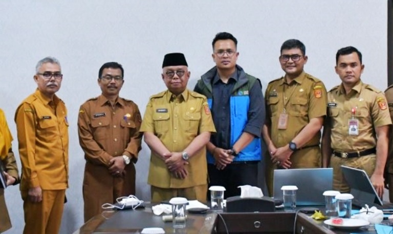 WARISAN GEOLOGI: Sekkab Agam Edi Busti bersama sejumlah kepala dinas usai telekonferensi seleksi pengusulan geopark Indonesia ke UNESCO.(PEMKAB AGAM FOR PADEK)