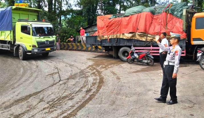 Ini dia dua truk yang telah membuat hambatan di tikungan Panorama 1 Sitinjau Lauik, Kota Padang, Rabu (30/4/2025). (Polsek Lubukkilangan)