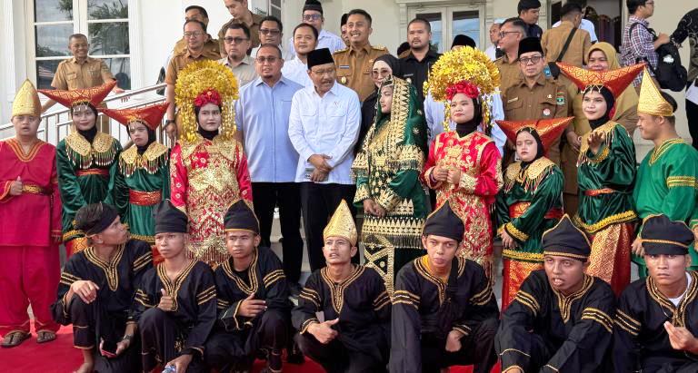 Syaifullah Yusuf dan Andre Rosiade foto bersama usai Dialog Pilar-Pilar Sosial di Auditorium Gubernuran Sumbar, Selasa (29/4/2024).