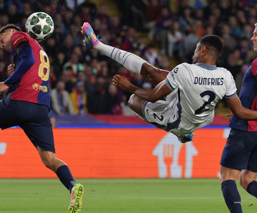 Dumfries mencetak gol lewat sepakan voli akrobatik dalam laga Inter vs Barcelona yang berakhir imbang 3-3 di semifinal Liga Champions. (Foto: UEFA Instagram @championsleague)
