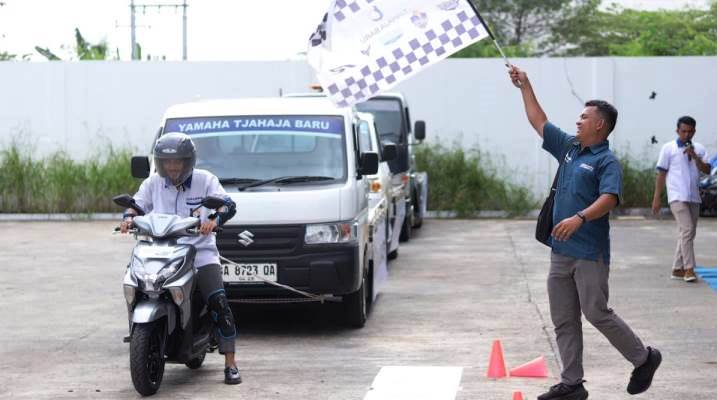 Motor hybrid generasi terbaru ini langsung diuji ketangguhannya dengan serangkaian strength test, termasuk menarik dua unit pikap dan satu truk dengan total beban mencapai 6,5 ton.