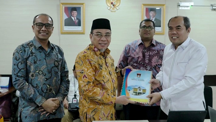 Wawako Padang Maigus Nasir serahkan proposal bantuan permakanan kepada Dirjen Perlindungan dan Jaminan Sosial, Kementerian Sosial, di Jakarta, Rabu (30/4/2025).