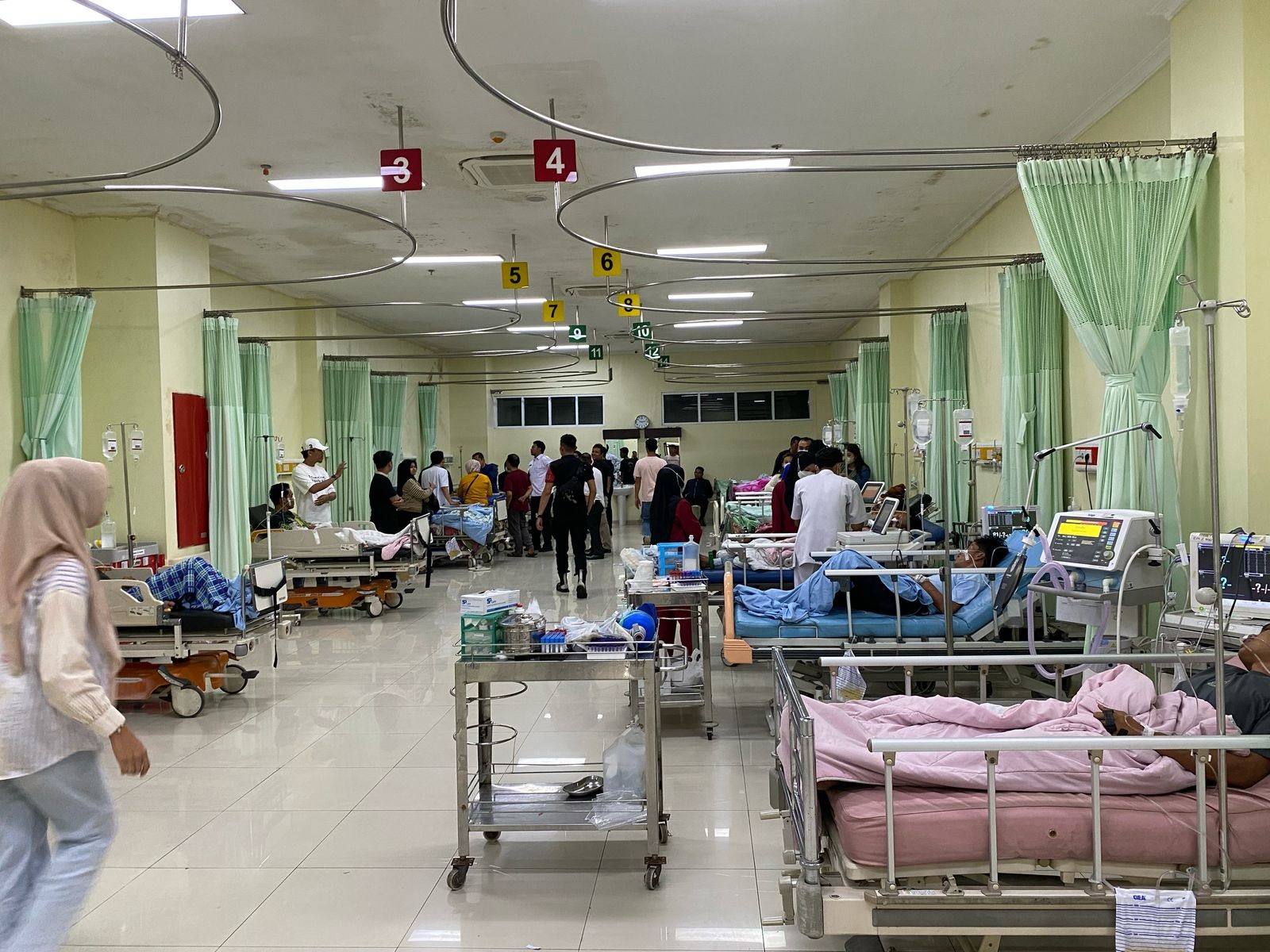 PERAWATAN INTENSIF: Suasana di ruangan RSAM Bukittinggi saat penanganan pasien keracunan dari warga binaan LP Bukittinggi, Rabu malam.(DINA AMRINA FOR PADEK)