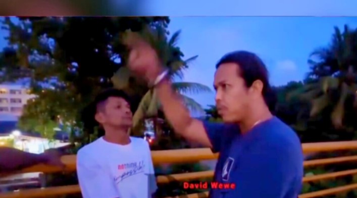 Preman berinisial &ldquo;Mw&rdquo; berhasil ditangkap Tim Klewang Polresta Padang, Kamis malam (1/5/2025), saat beraksi di kawasan Jembatan Baru belakang Hotel Pangeran Beach.