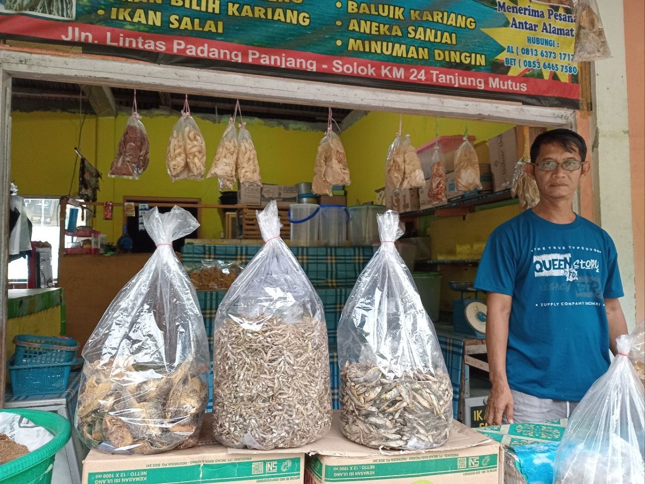 MULAI LANGKA: Alekson, seorang nelayan yang juga berprofesi sebagai penjual ikan bilih di warungnya, kemarin. Saat ini ikan bilih kering semakin langka di pasaran.(RIAN AFDOL/PADEK)